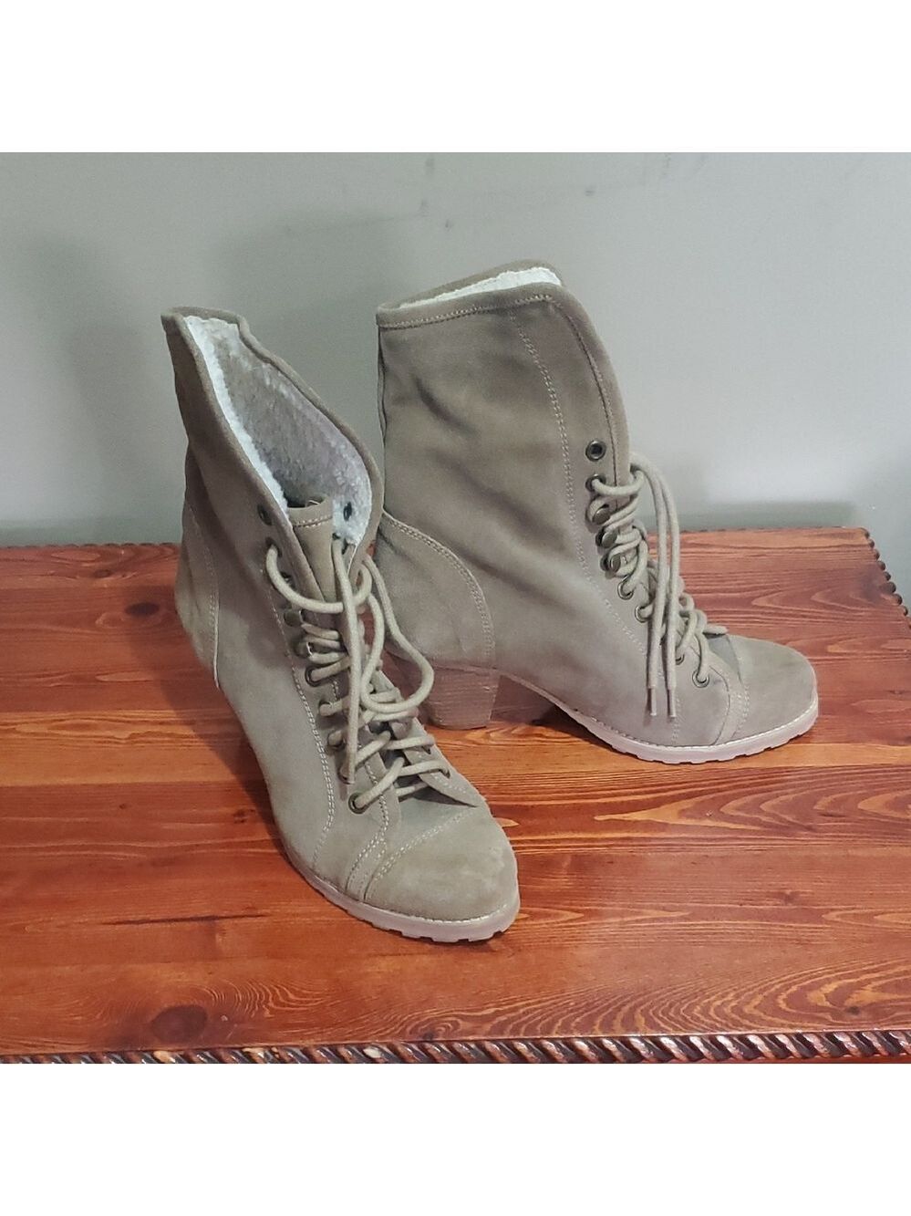 Women’s Lace-Up Suede Fleece Lined Ankle Boots in Taupe Size 5